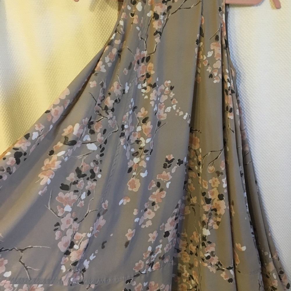 ⭐️ H&M Cherry Blossom Midi Dress - Picture 8 of 8